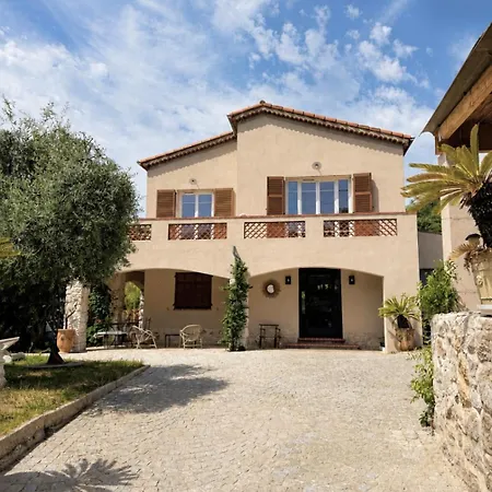 Derriere Le Miroir, Art, Piscine Et Pool House بيت ضيافة *