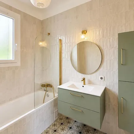 Derriere Le Miroir, Art, Piscine Et Pool House بيت ضيافة *