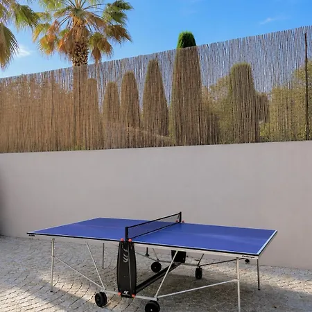 Derriere Le Miroir, Art, Piscine Et Pool House